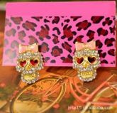 Brinco caveira strass