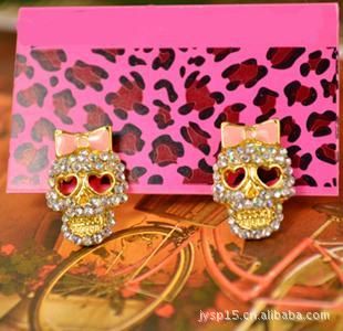 Brinco caveira strass